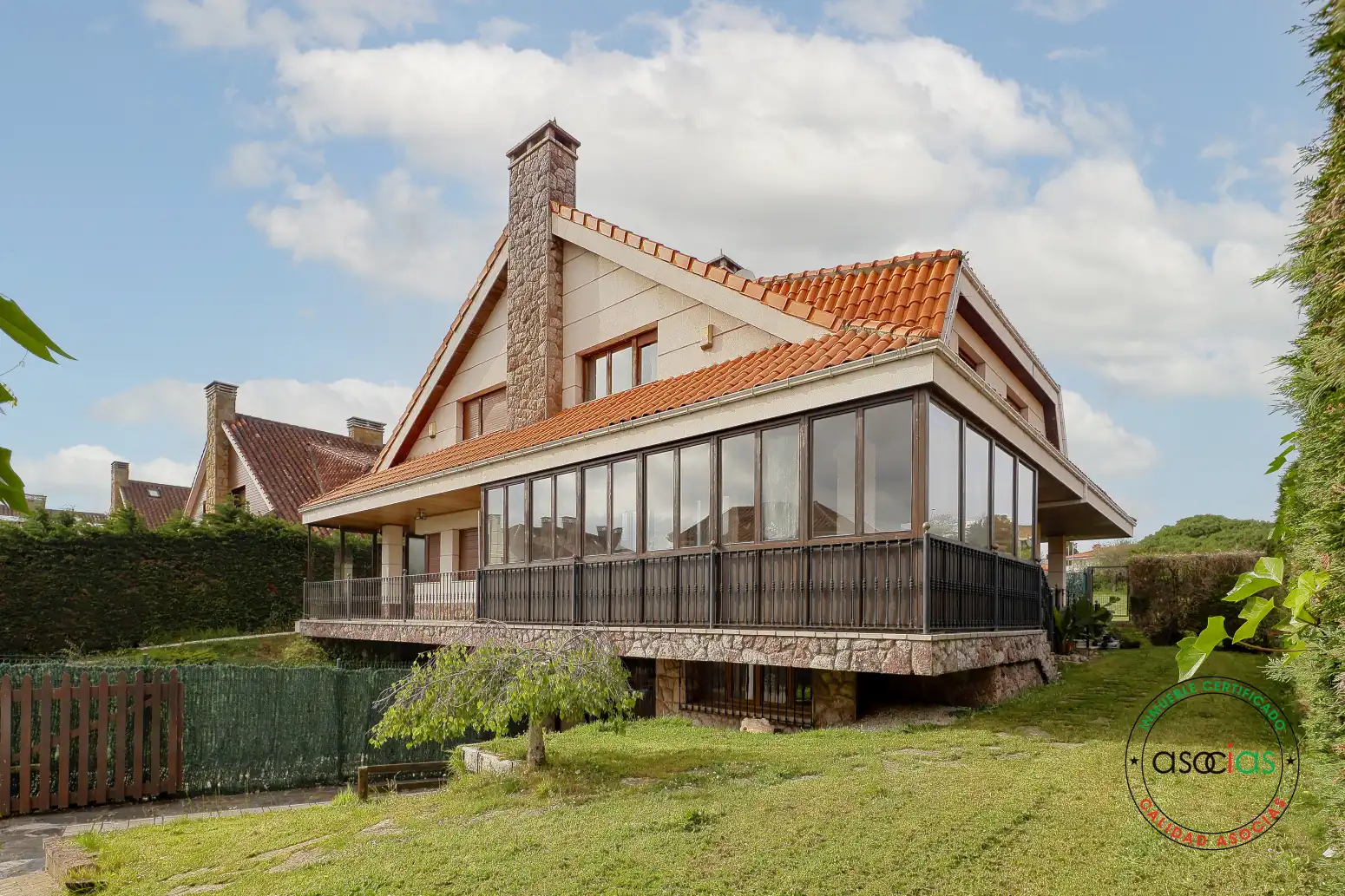 Vista exterior de Casa adosada en venda en Gijón  amb Calefacció, Jardí privat i Terrassa