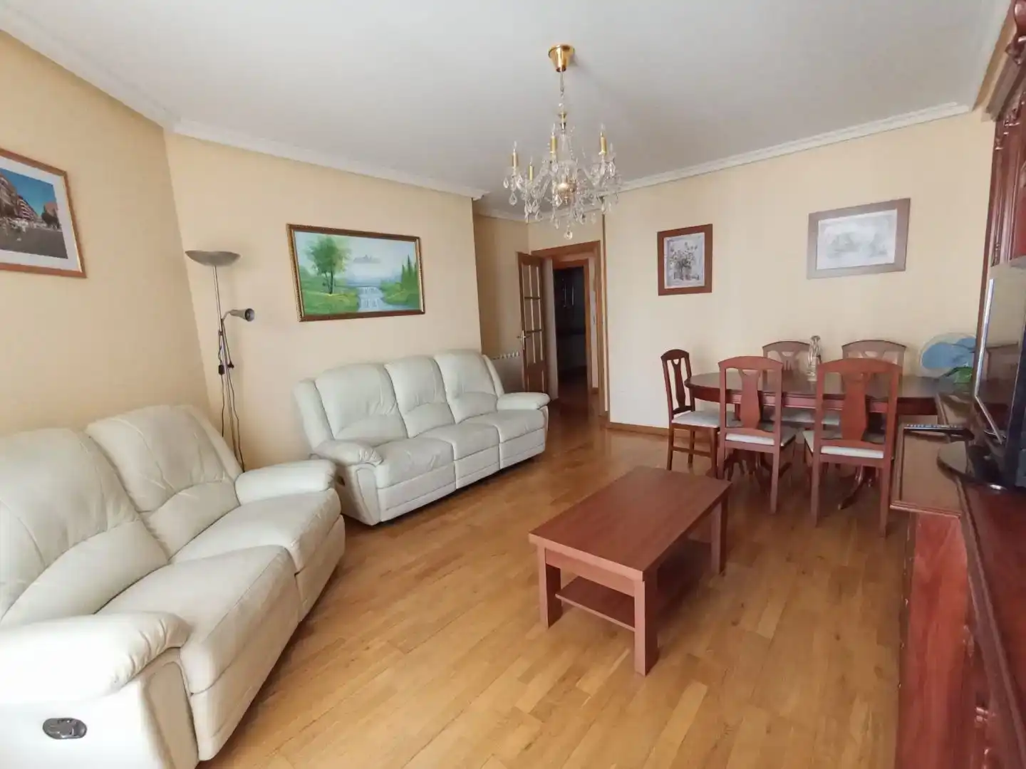 Sala d'estar de Pis de lloguer en La Bañeza  amb Parquet, Moblat i Balcó