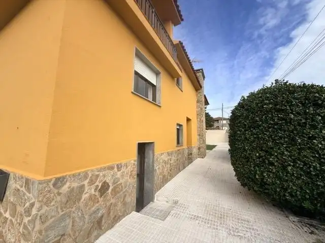 Vista exterior de Casa o xalet en venda en Sanxenxo amb Jardí privat, Terrassa i Moblat
