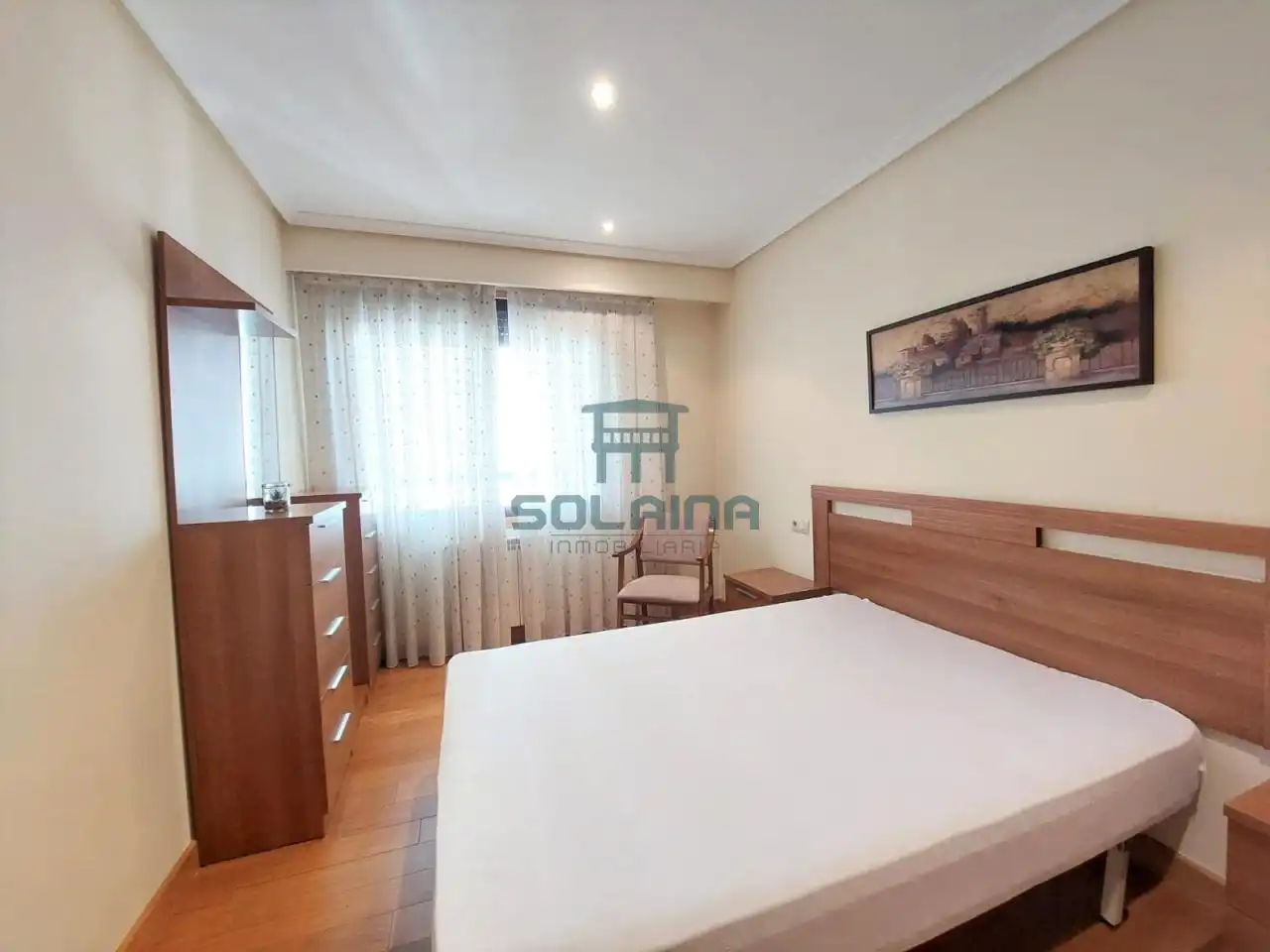 Dormitori de Apartament de lloguer en Ourense Capital  amb Calefacció, Traster i Moblat