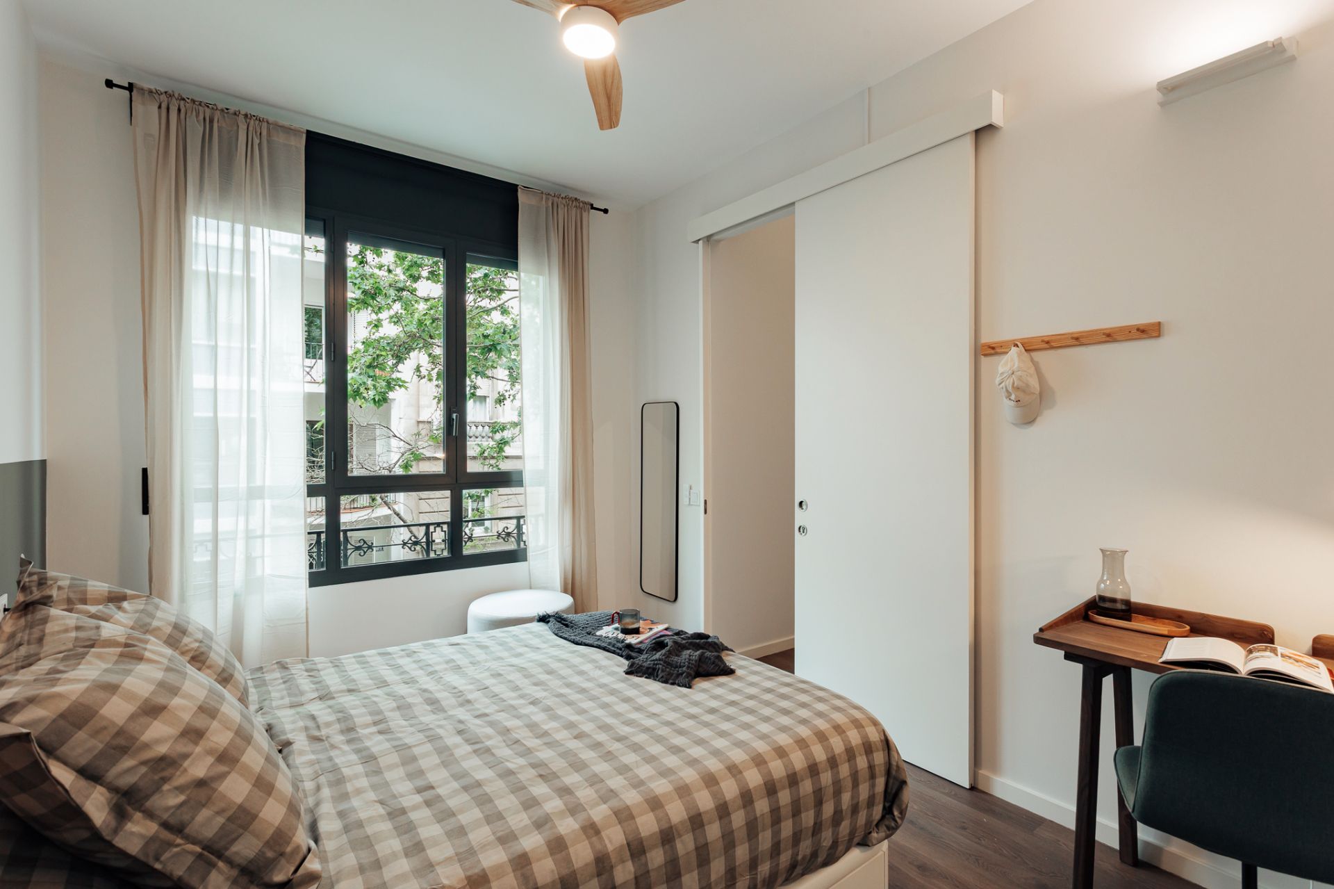 Bedroom of Flat to share in  Barcelona Capital  with Air Conditioner, Heating and Furnished