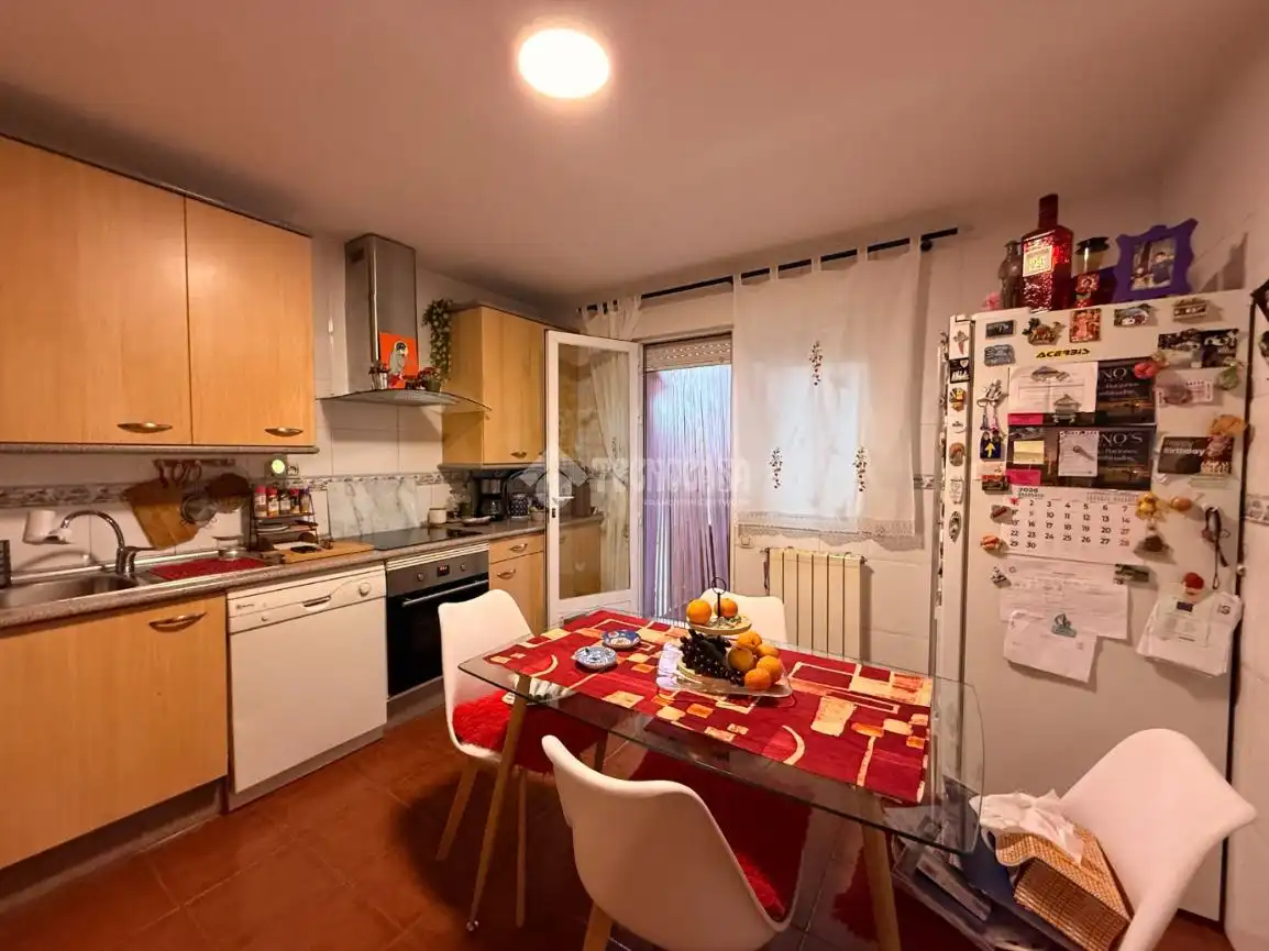 Küche von Einfamilien-Reihenhaus zum Verkauf in Torrejón del Rey mit Klimaanlage, Heizung und Privatgarten