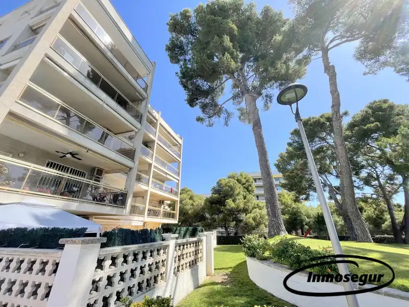 Vista exterior de Piso en venta en Salou con Terraza, Amueblado y Piscina comunitaria