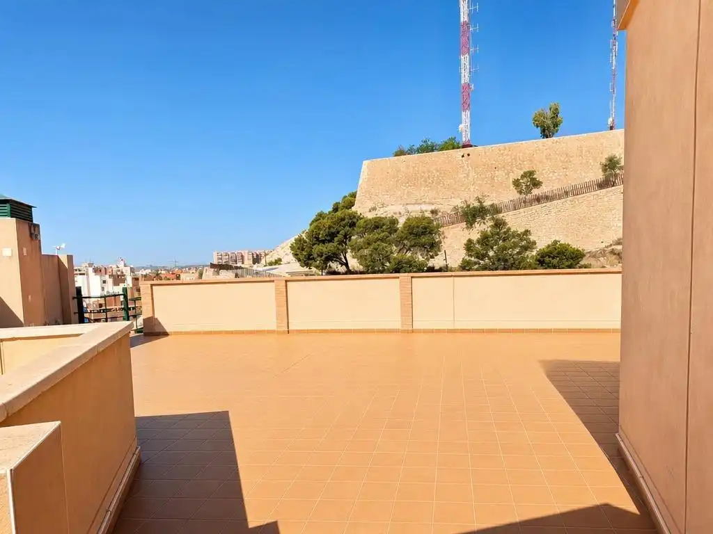 Terrasse von Dachboden zur Miete in Alicante / Alacant mit Terrasse, Abstellraum und Möbliert