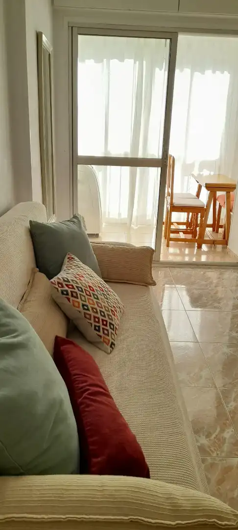 Sala de estar de Estudio de alquiler en Benalmádena con Aire acondicionado, Terraza y Amueblado