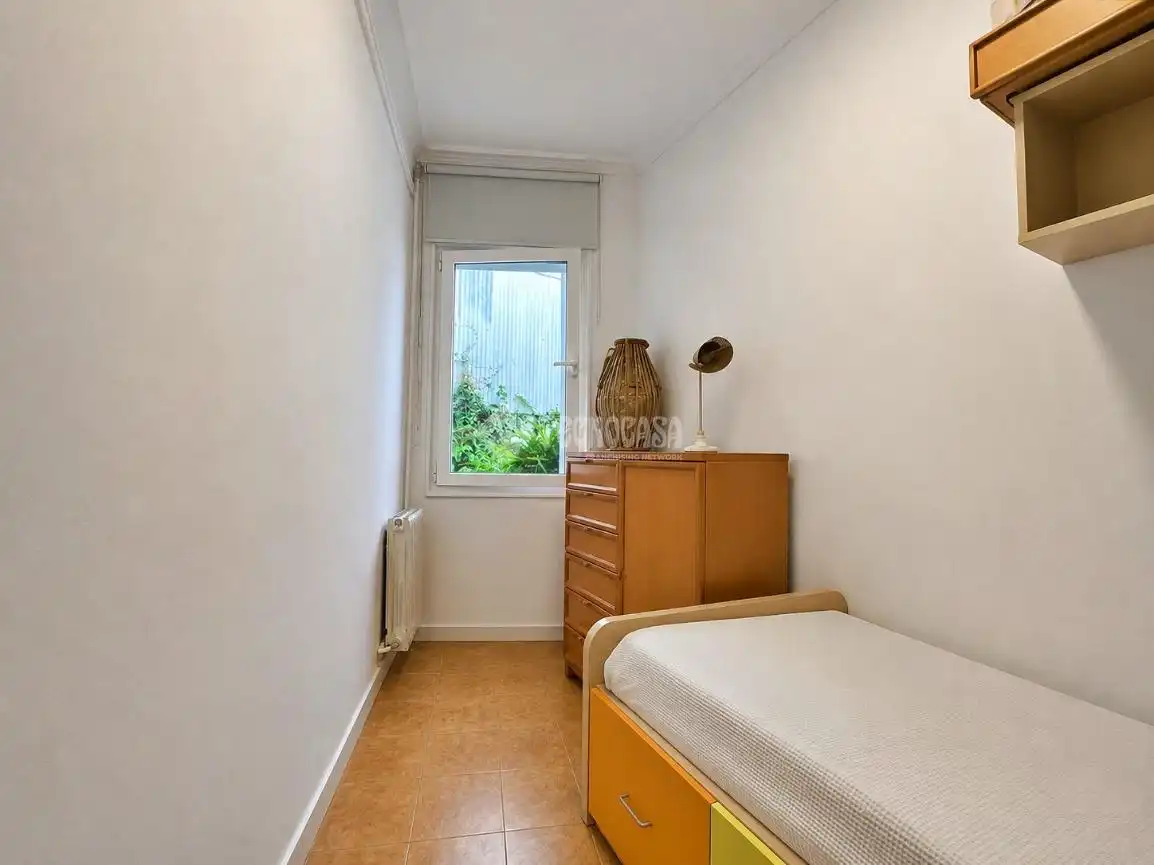 Dormitori de Casa adosada en venda en Barcelona amb Aire condicionat, Calefacció i Terrassa