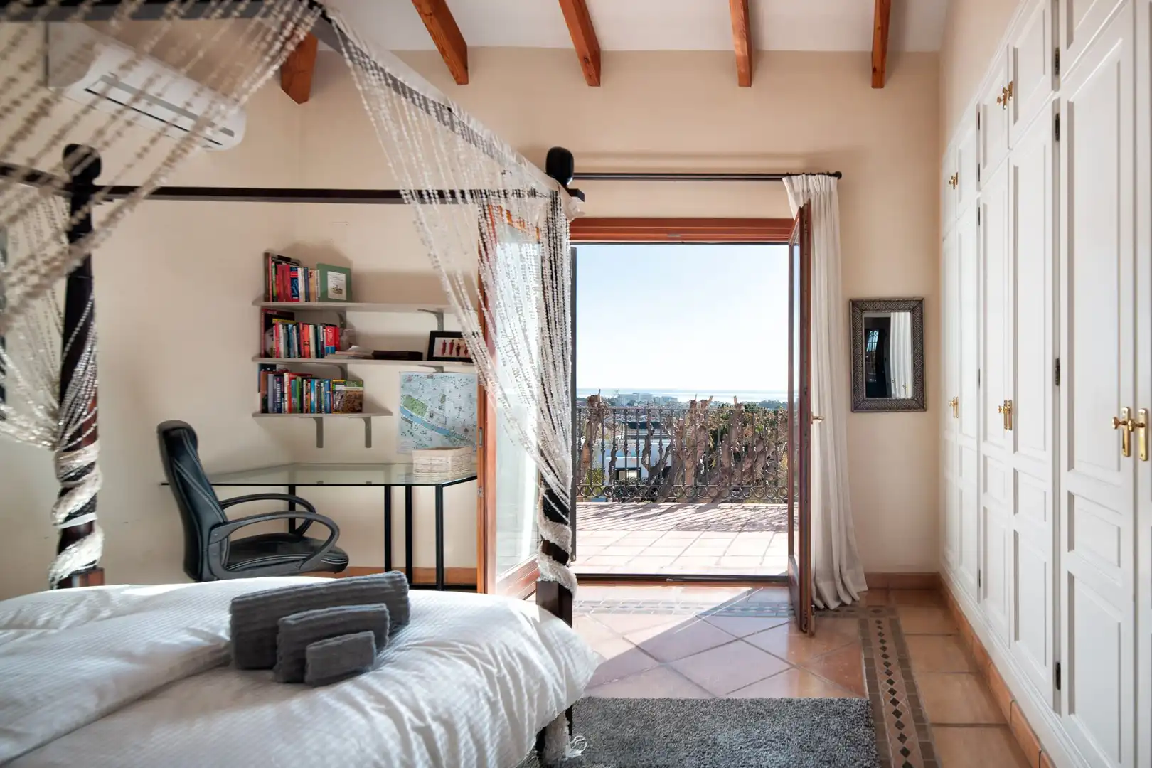 Habitación de Casa o chalet de alquiler en Estepona con Aire acondicionado, Jardín privado y Terraza