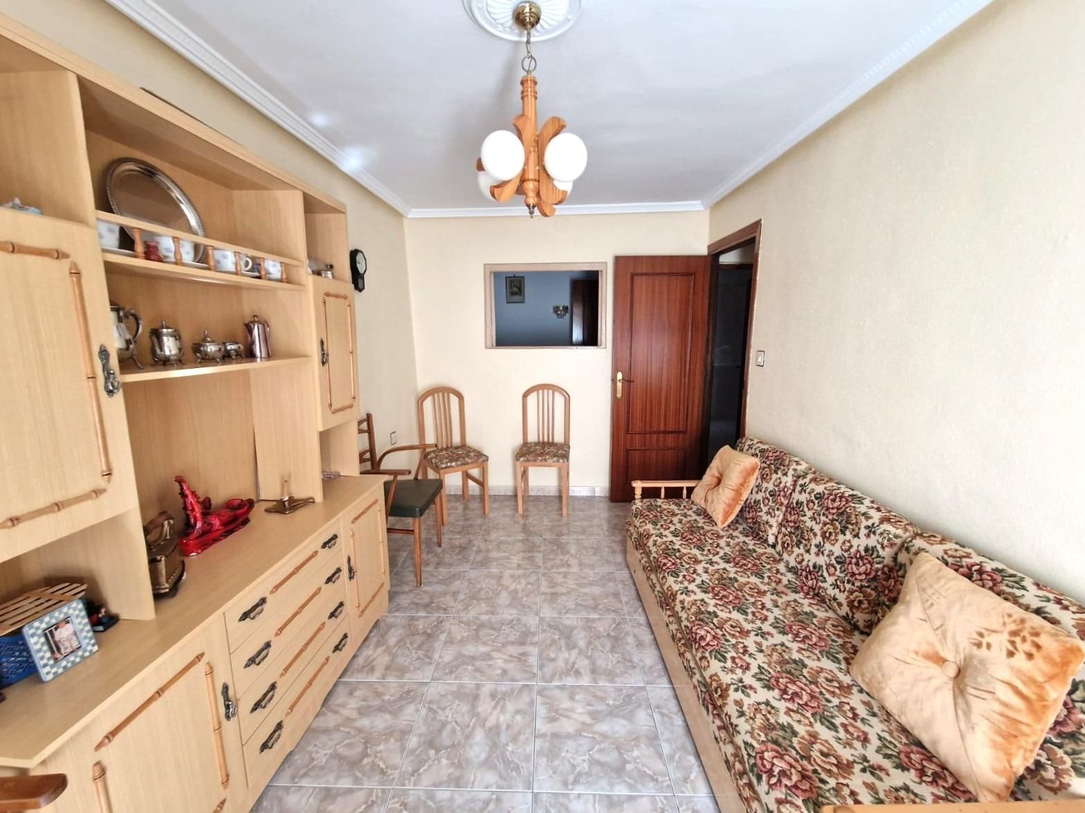 Sala d'estar de Casa adosada en venda en Galisteo amb Balcó