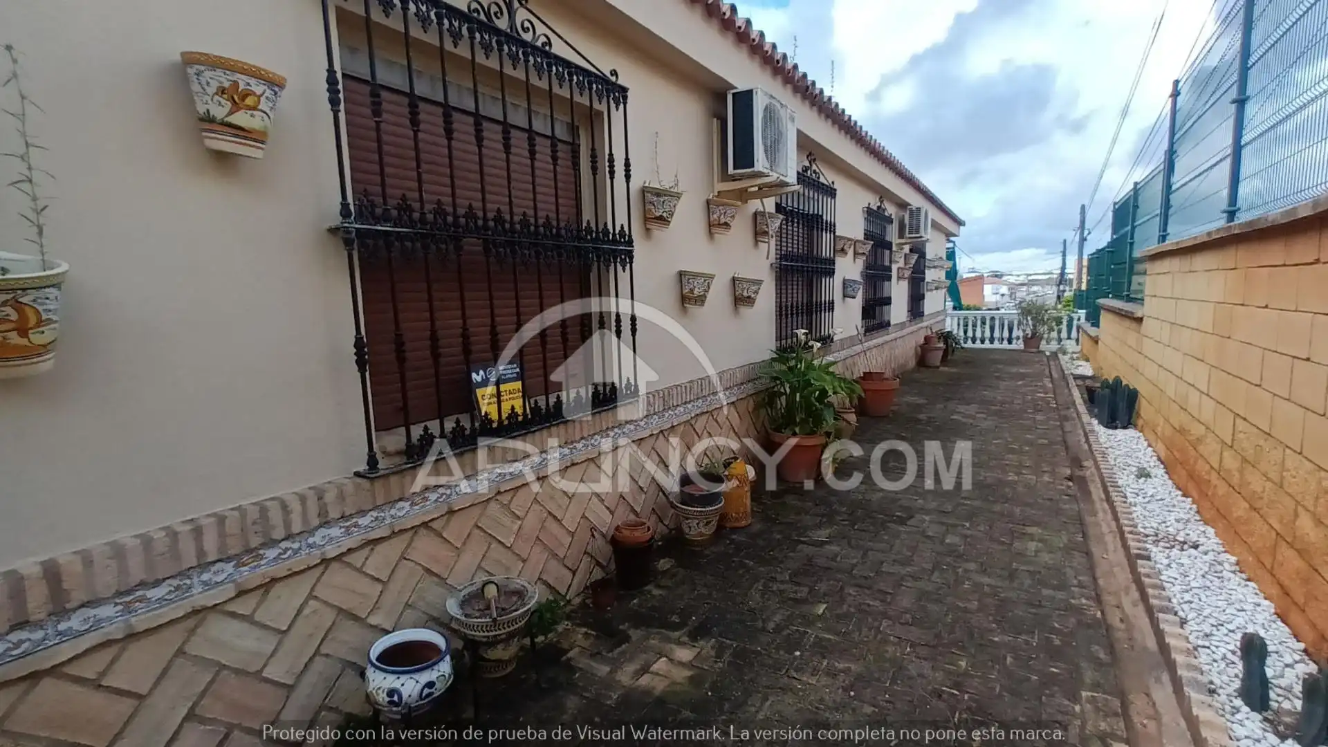 Vista exterior de Casa o xalet en venda en Alcalá de Guadaira amb Aire condicionat, Calefacció i Jardí privat
