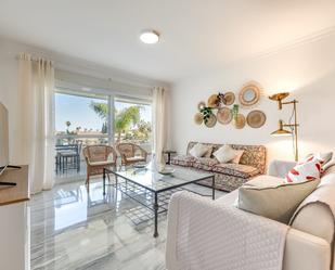 Sala d'estar de Apartament de lloguer en Marbella amb Aire condicionat, Terrassa i Moblat