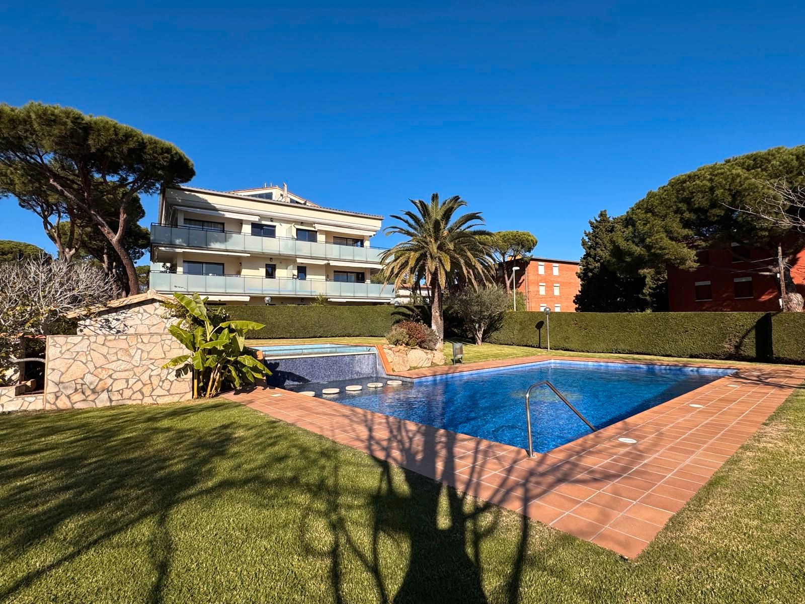 Schwimmbecken von Wohnung zum Verkauf in Palafrugell mit Klimaanlage, Heizung und Privatgarten