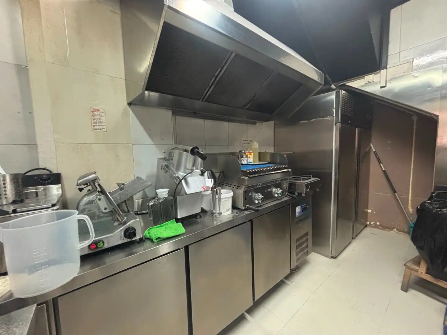 Cuina de Local en traspas en Barcelona amb Aire condicionat, Calefacció i Terrassa