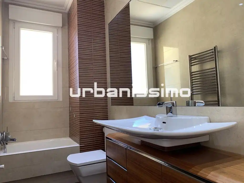 Badezimmer von Wohnung zur Miete in Madrid mit Klimaanlage und Heizung
