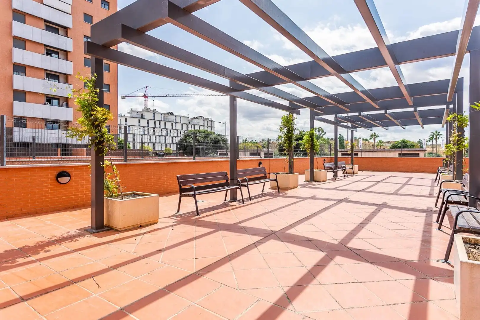 Terrasse von Wohnung zum Verkauf in Dos Hermanas mit Klimaanlage, Terrasse und Abstellraum