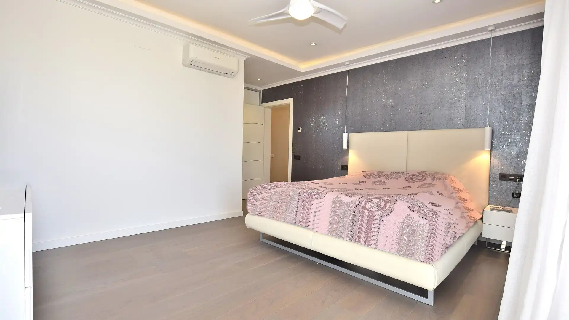 Bedroom of Houses for sale in Cambrils  with Air Conditioner, Private garden and Parquet flooring