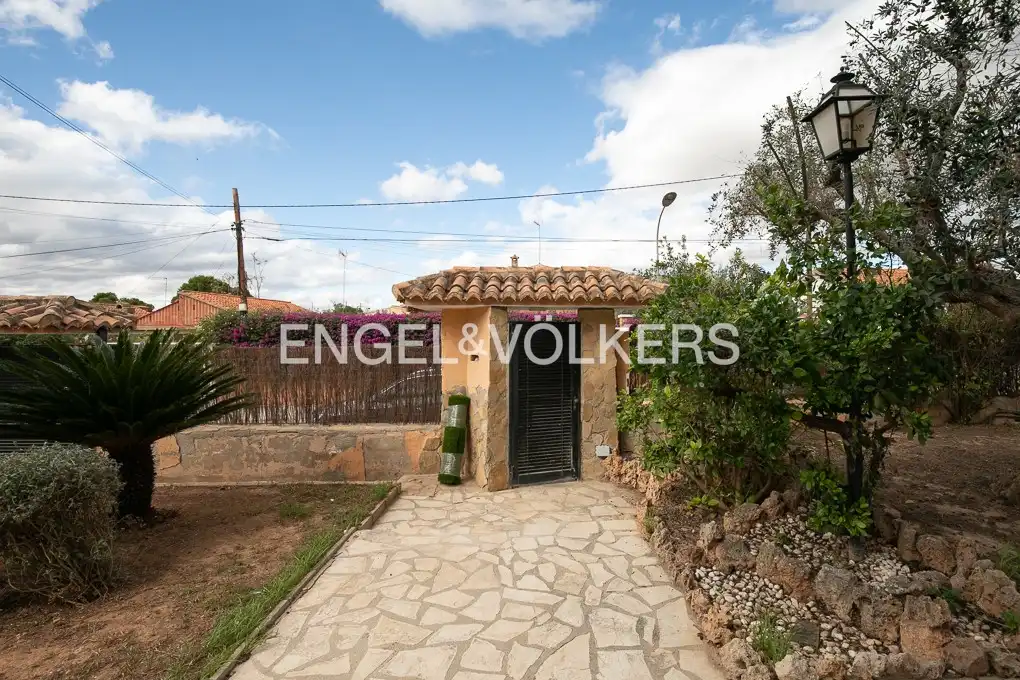 Vista exterior de Casa o chalet de alquiler en L'Eliana con Aire acondicionado, Calefacción y Jardín privado