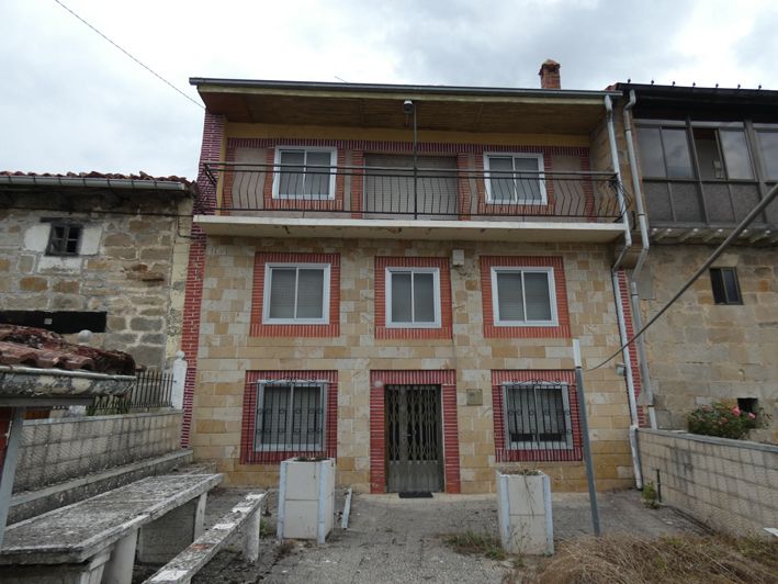 Exterior view of Single-family semi-detached for sale in Valle de Valdebezana  with Furnished and Balcony