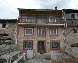 Vista exterior de Casa adosada en venda en Valle de Valdebezana amb Moblat i Balcó