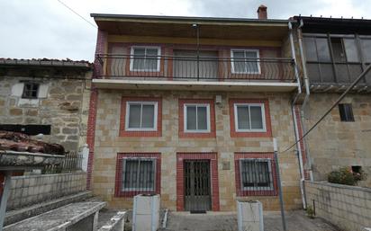 Vista exterior de Casa adosada en venda en Valle de Valdebezana amb Moblat i Balcó