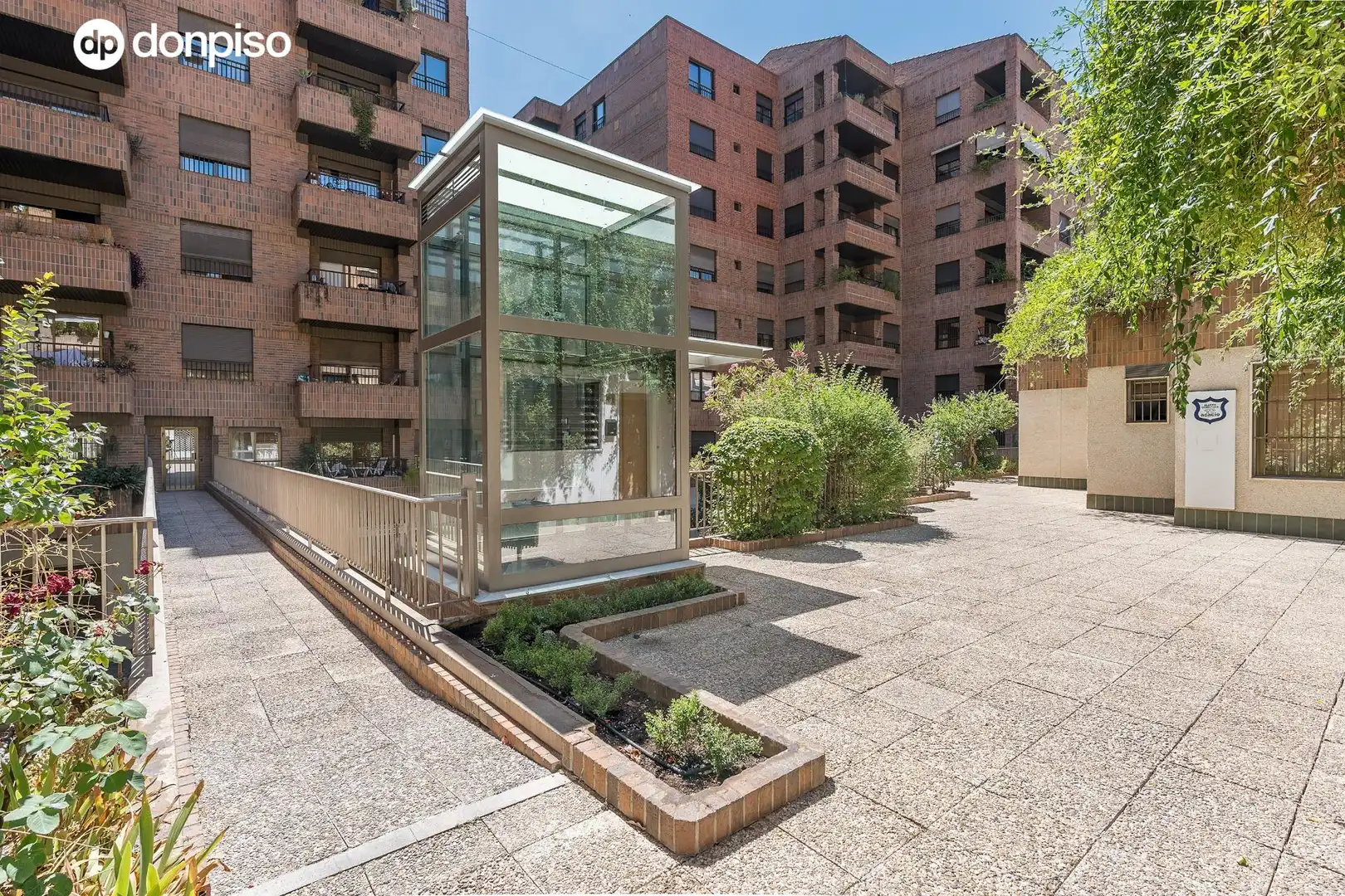 Vista exterior de Planta baixa en venda en Granada amb Moblat i Piscina comunitària