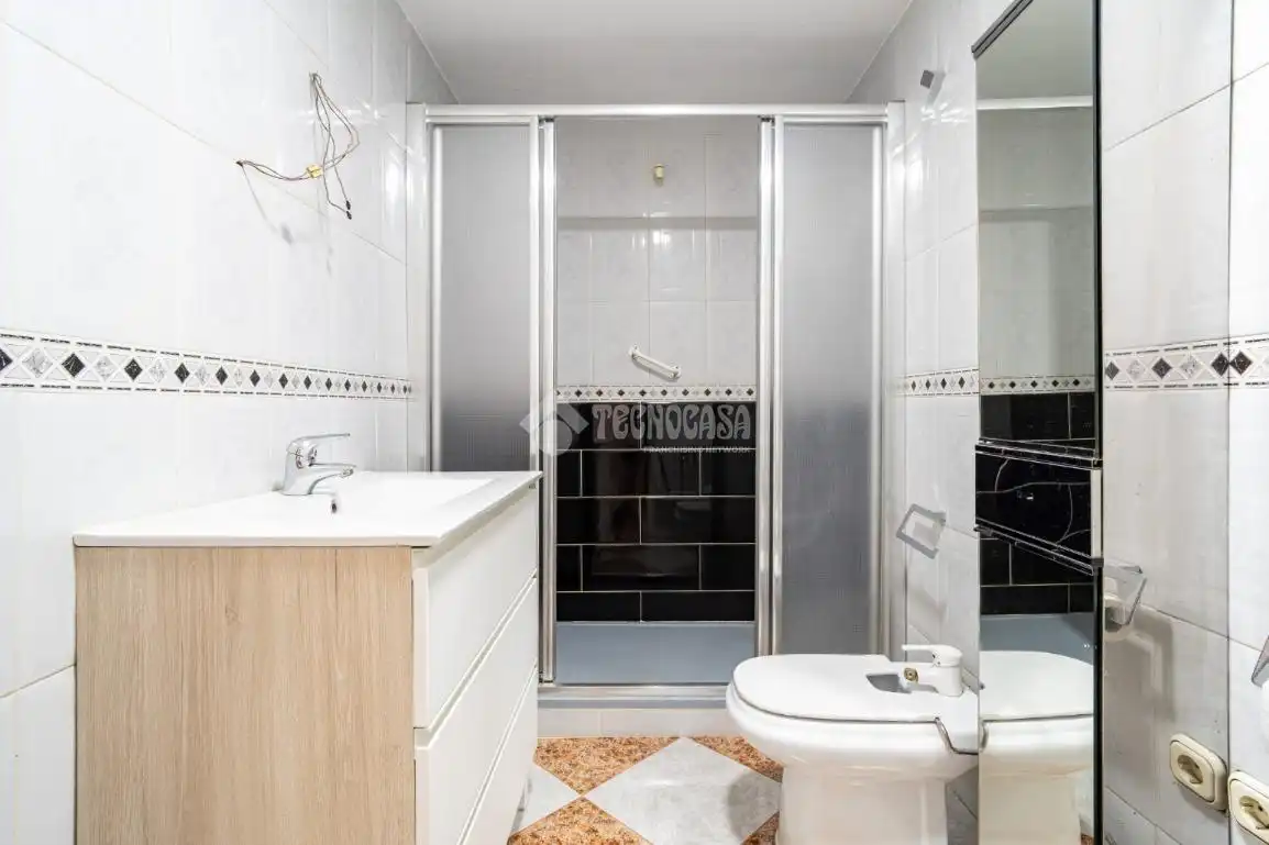 Badezimmer von Wohnung zum Verkauf in Granada
