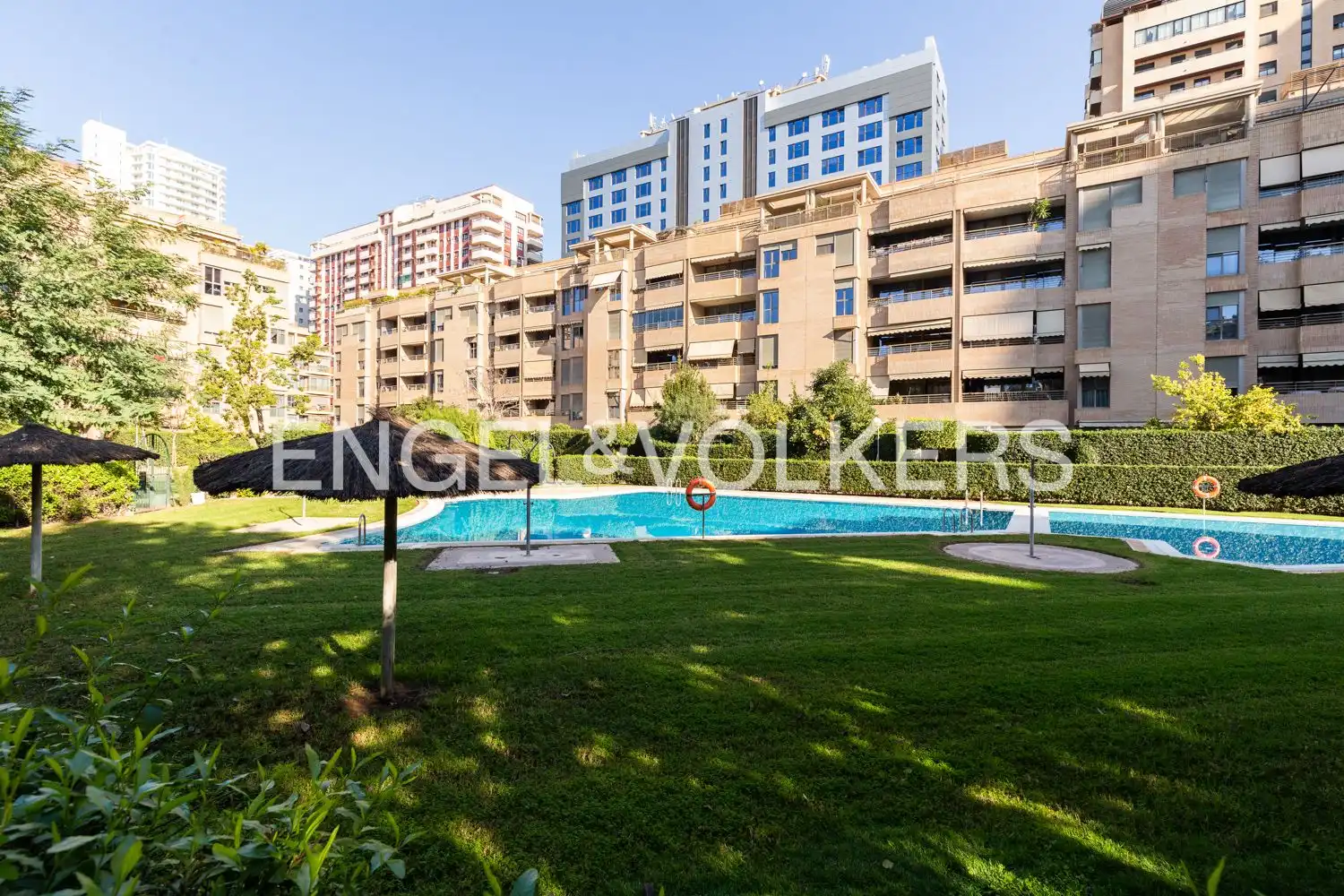 Piscina de Piso en venta en Valencia con Aire acondicionado, Calefacción y Jardín privado