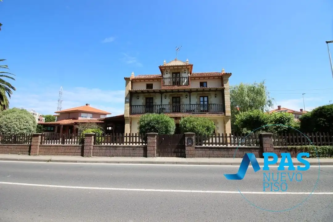 Außenansicht von Haus oder Chalet zum Verkauf in Santander mit Privatgarten, Parkett und Terrasse
