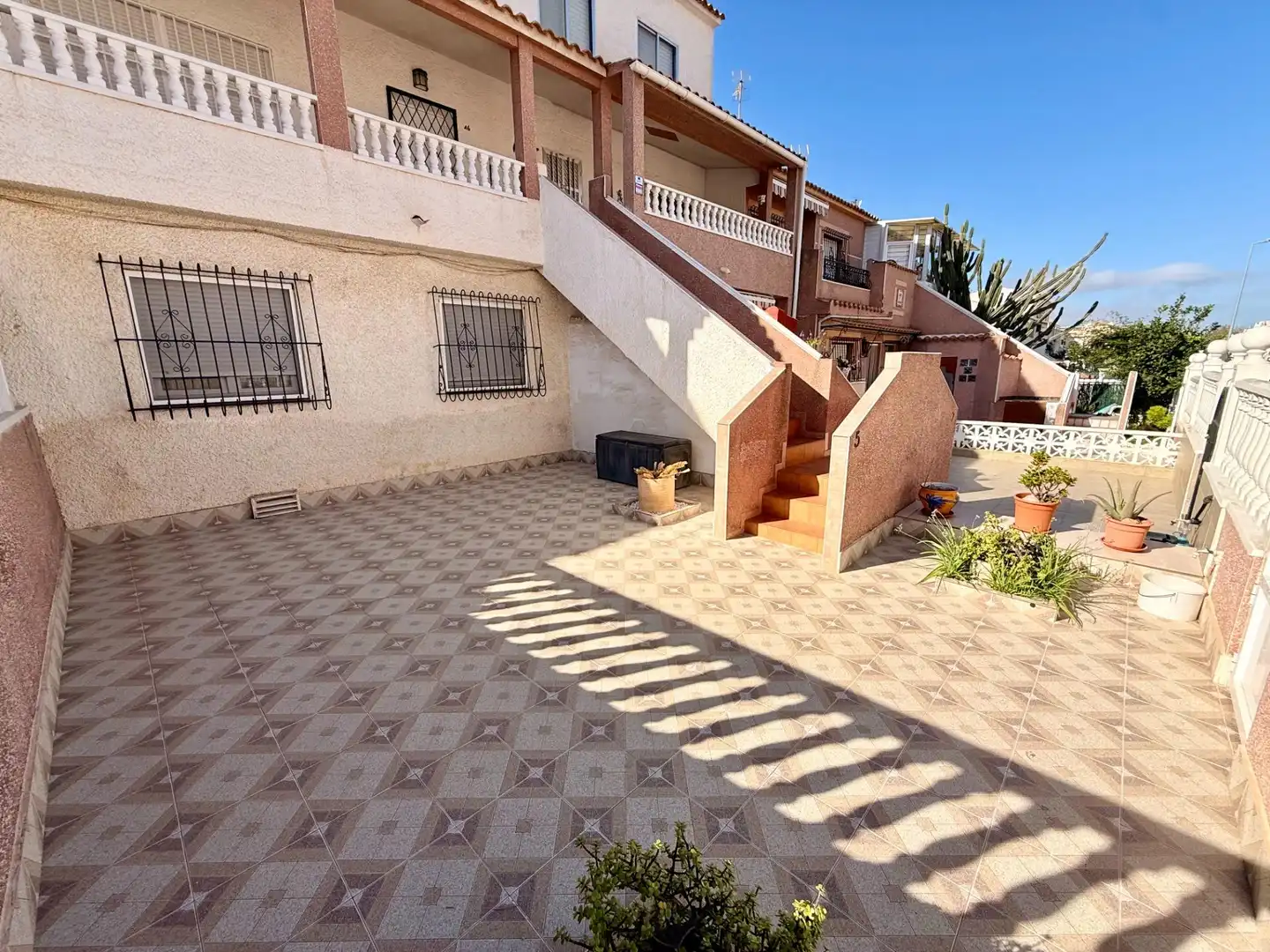 Vista exterior de Casa adosada en venda en Torrevieja amb Terrassa, Moblat i Balcó