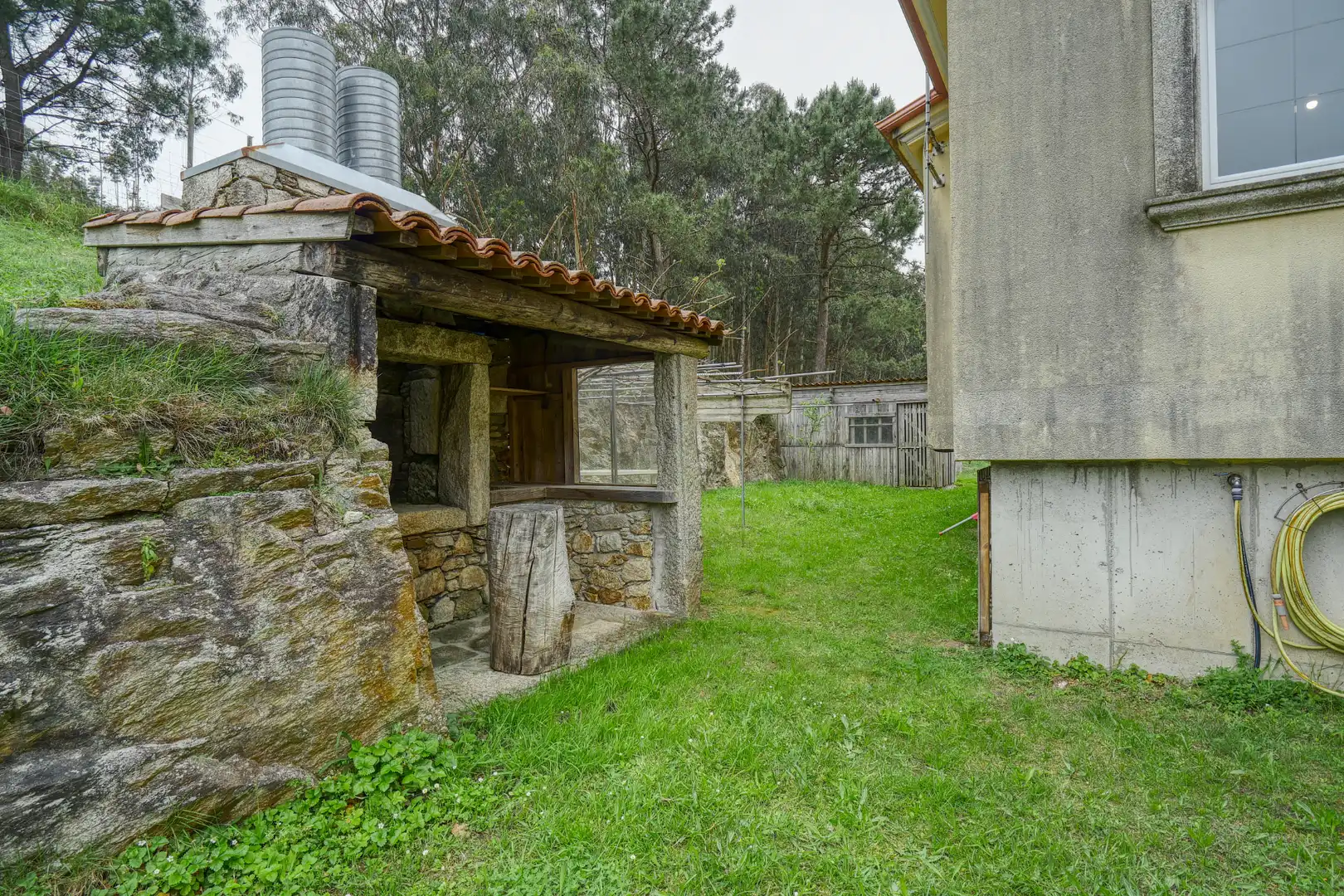 Vista exterior de Casa o xalet en venda en Malpica de Bergantiños amb Calefacció, Jardí privat i Parquet