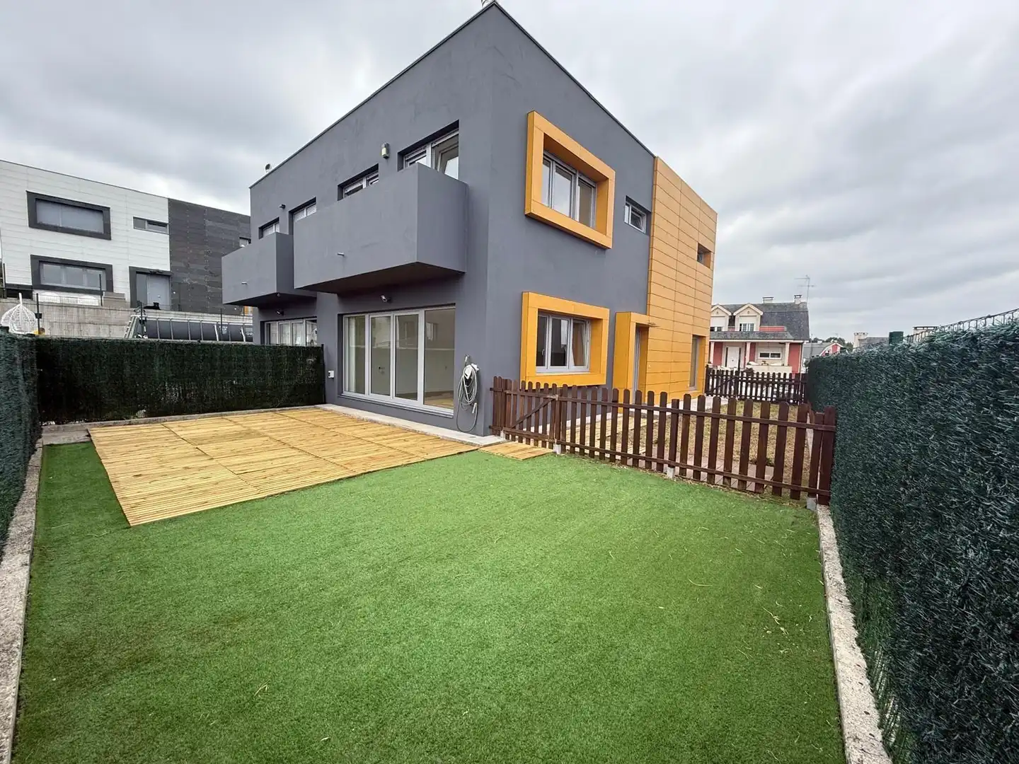 Vista exterior de Casa adosada en venta en Lugo con Calefacción y Jardín privado
