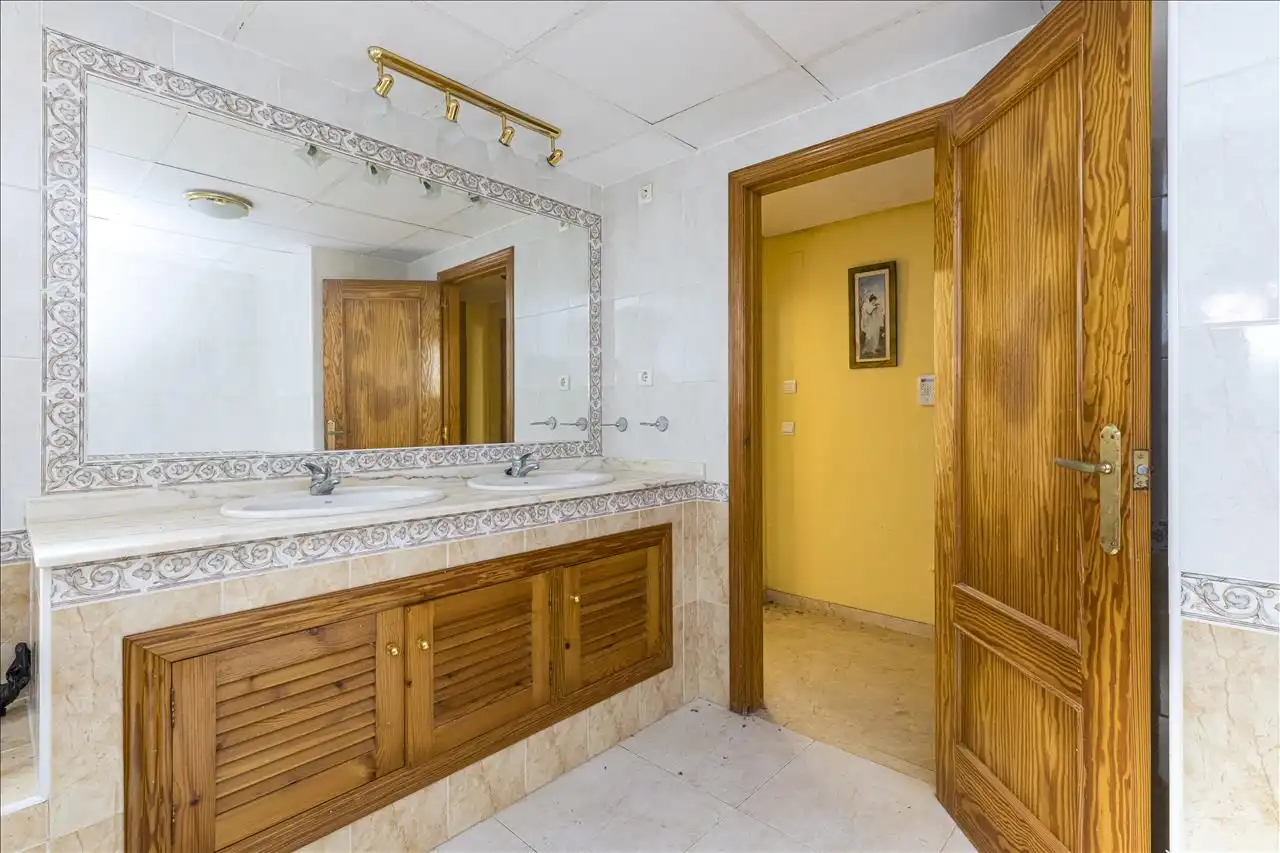 Bathroom of Ground floor for sale in Cartagena  with Swimming Pool