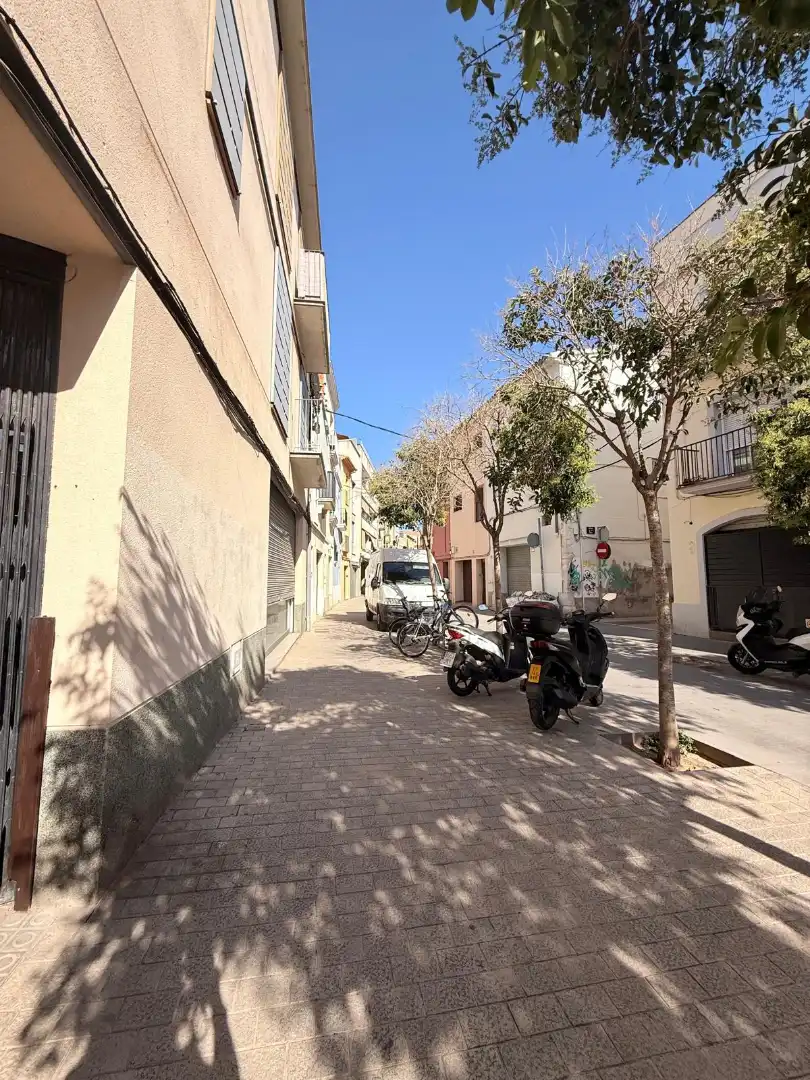 Vista exterior de Local en venda en Vilanova i la Geltrú amb Aire condicionat i Alarma