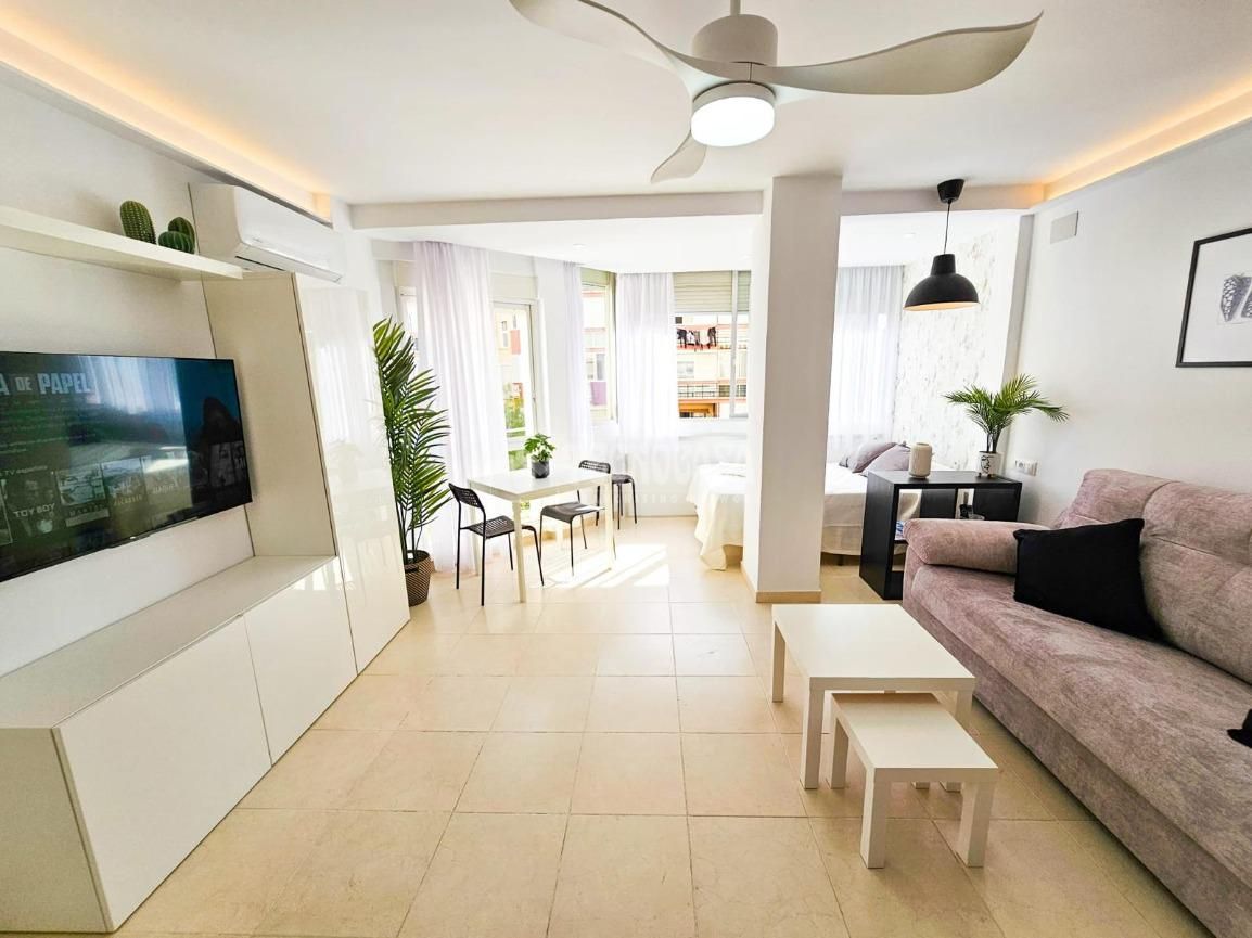 Sala d'estar de Estudi en venda en Vélez-Málaga amb Aire condicionat i Piscina comunitària