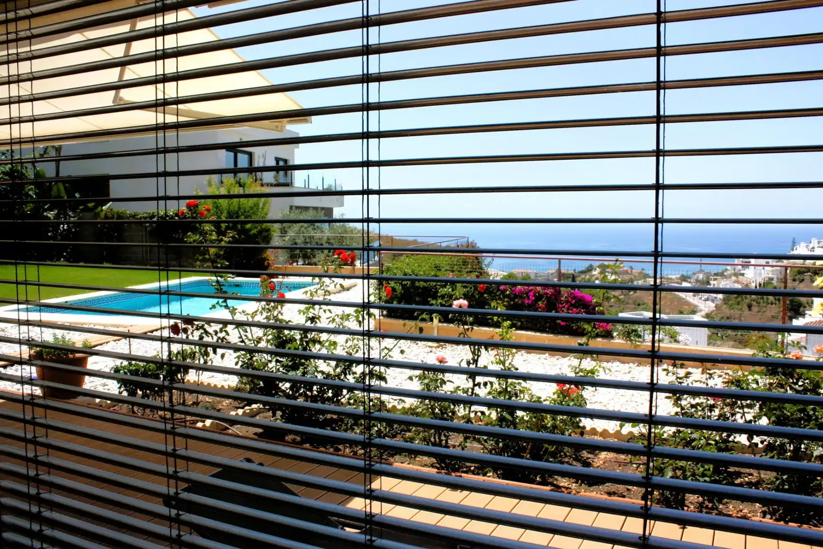 Vista exterior de Casa o xalet en venda en Torrox amb Aire condicionat, Jardí privat i Piscina