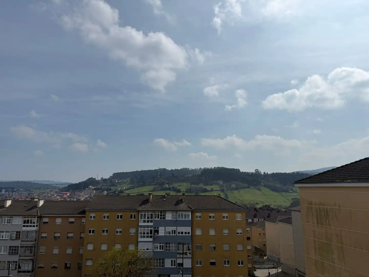 Vista exterior de Piso en venta en Avilés con Calefacción, Terraza y Piscina