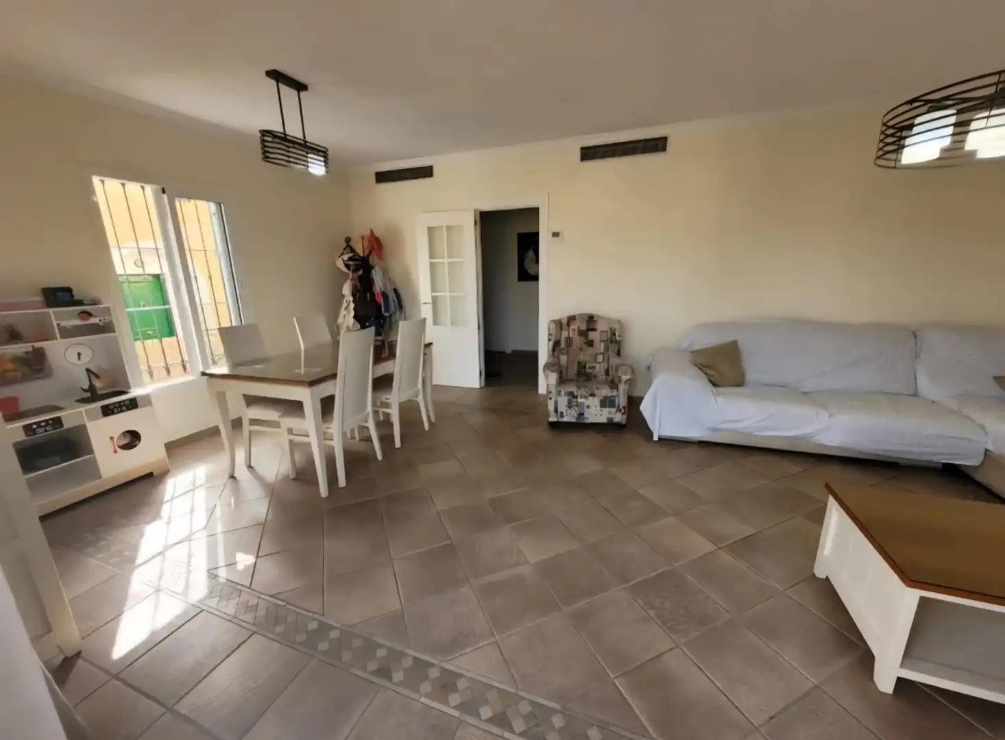 Sala de estar de Casa adosada en venta en Alhaurín de la Torre con Aire acondicionado, Jardín privado y Terraza