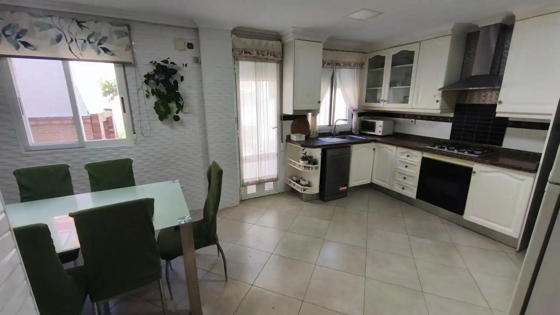 Cuina de Casa adosada en venda en Santa Pola amb Aire condicionat i Balcó