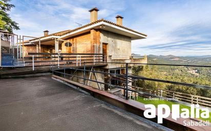 Vista exterior de Casa o xalet en venda en Castellar del Vallès amb Terrassa, Piscina i Balcó