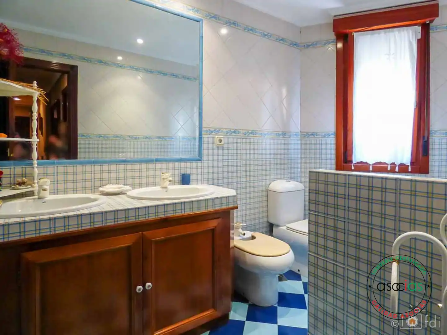 Bany de Casa o xalet en venda en Oviedo  amb Calefacció, Jardí privat i Parquet