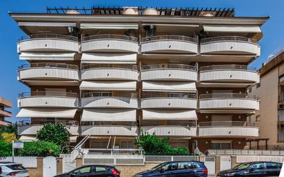 Vista exterior de Àtic en venda en Calafell amb Aire condicionat, Terrassa i Balcó