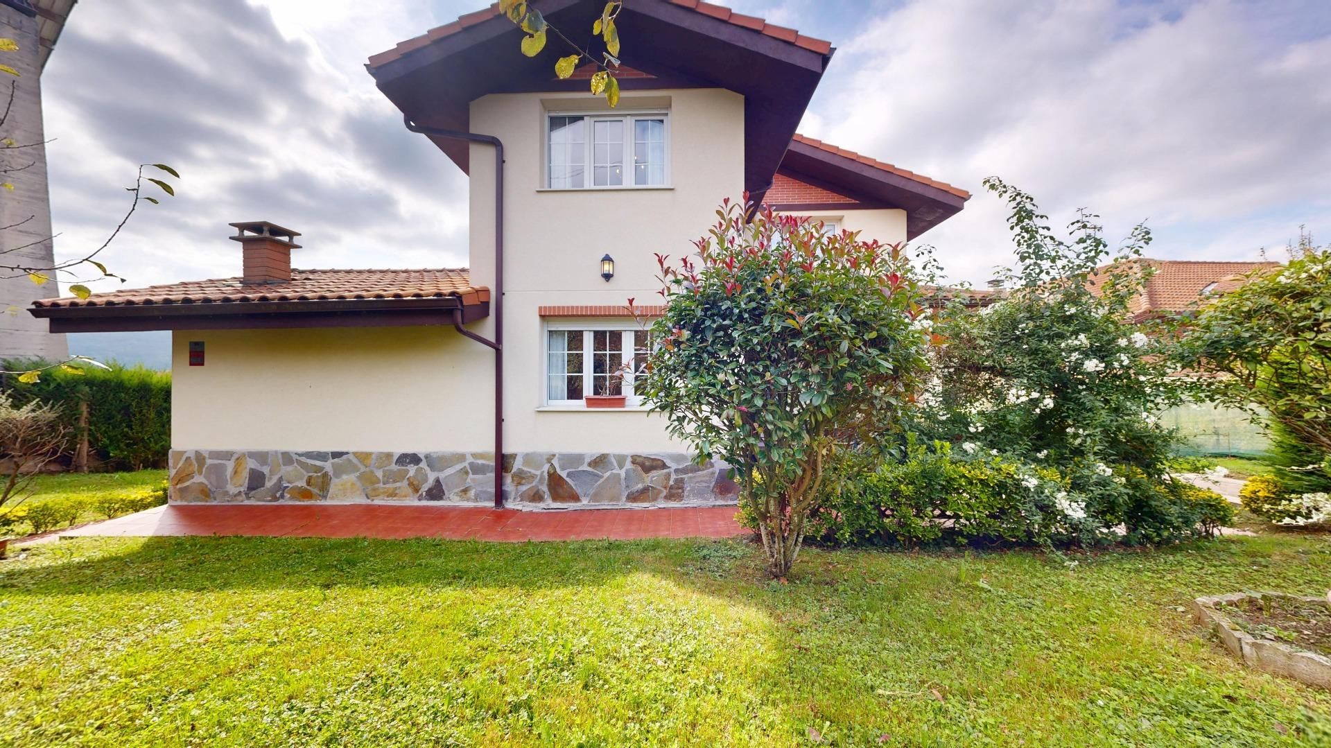 Vista exterior de Casa o xalet en venda en Artzentales amb Calefacció, Jardí privat i Terrassa