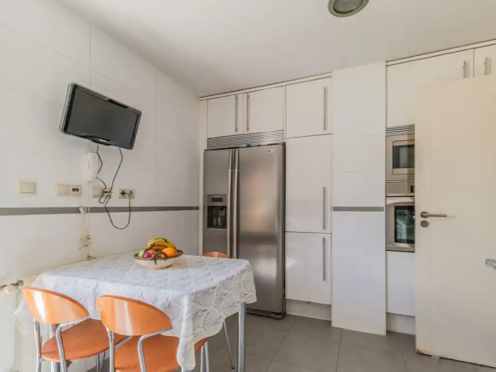 Cuina de Dúplex de lloguer en Majadahonda amb Jardí privat, Terrassa i Piscina
