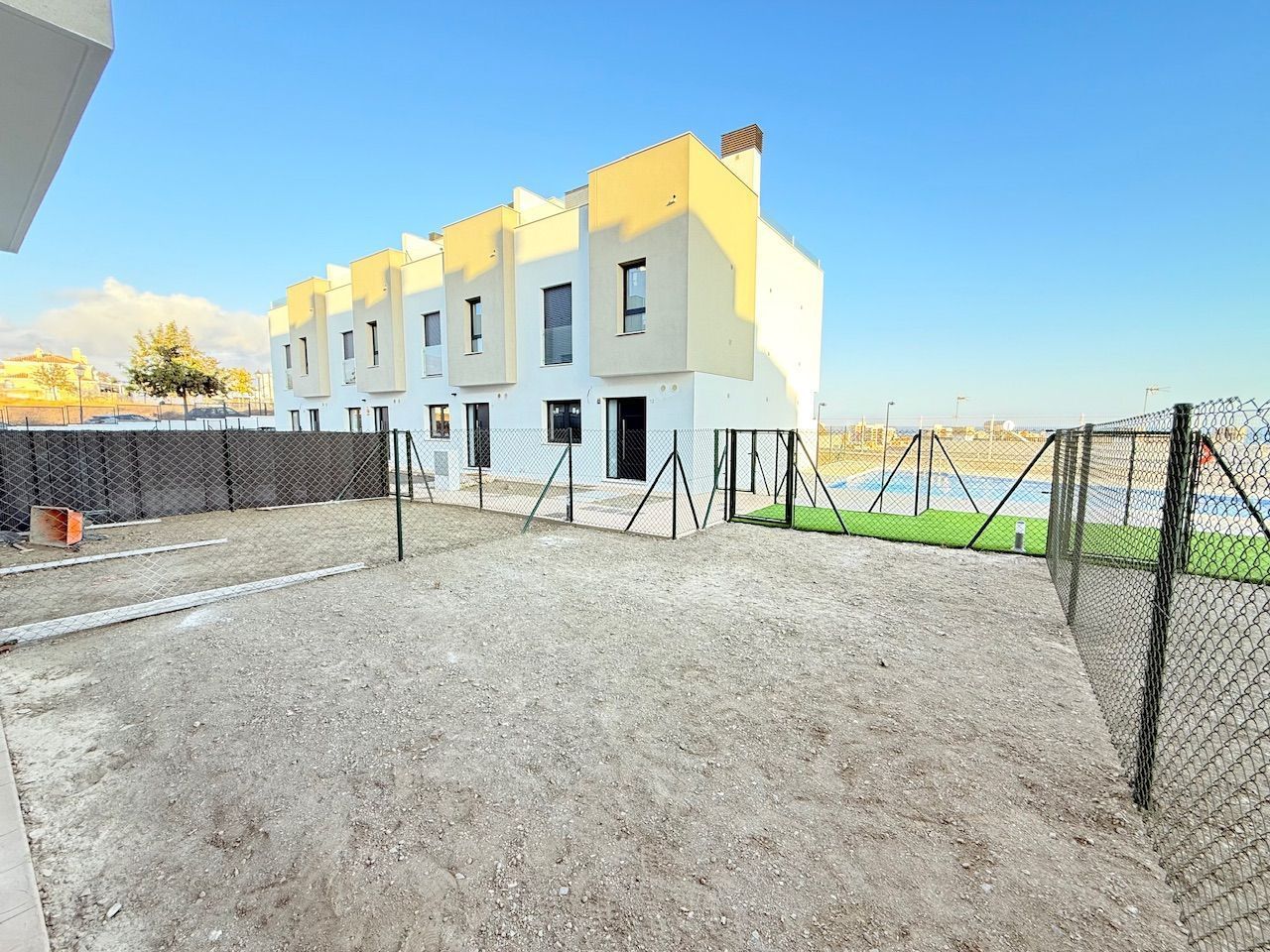 Vista exterior de Casa adosada en venda en Vélez-Málaga amb Aire condicionat, Jardí privat i Piscina comunitària