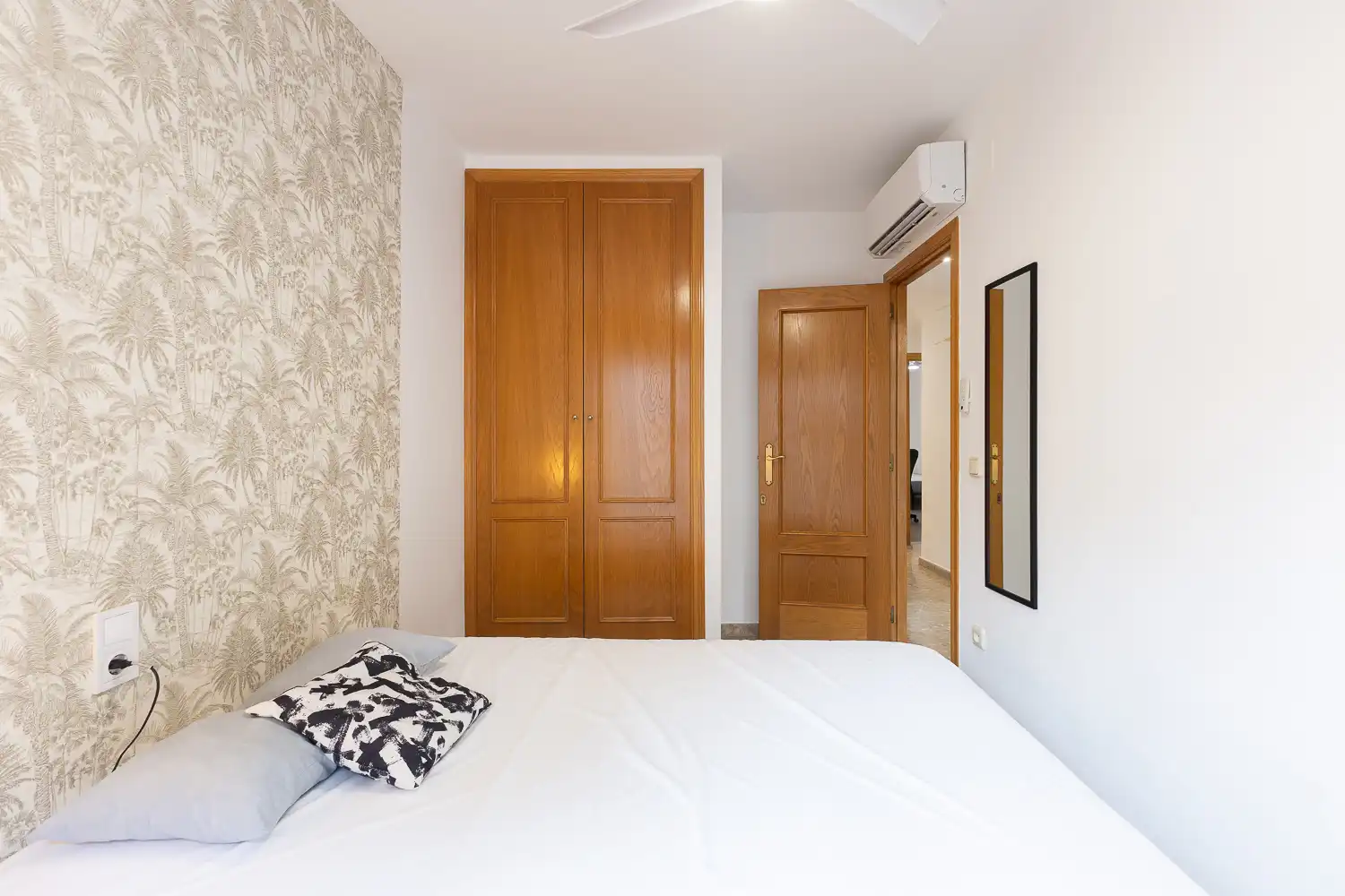 Schlafzimmer von Wohnung zur Miete in Valencia mit Klimaanlage, Heizung und Balkon