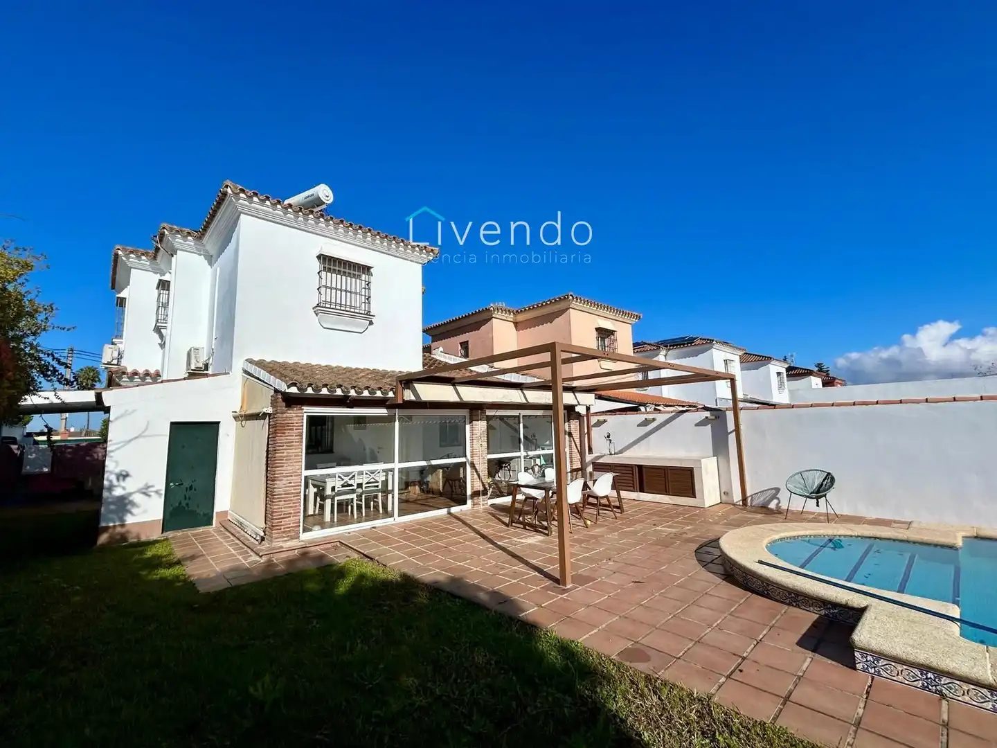 Vista exterior de Casa o chalet en venta en Chiclana de la Frontera con Piscina