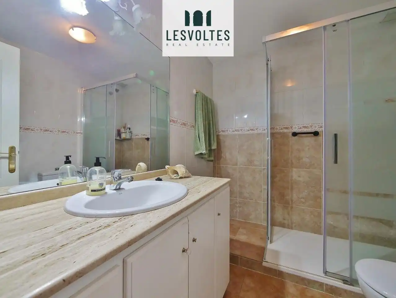 Baño de Casa adosada en venta en Palamós con Aire acondicionado, Calefacción y Jardín privado