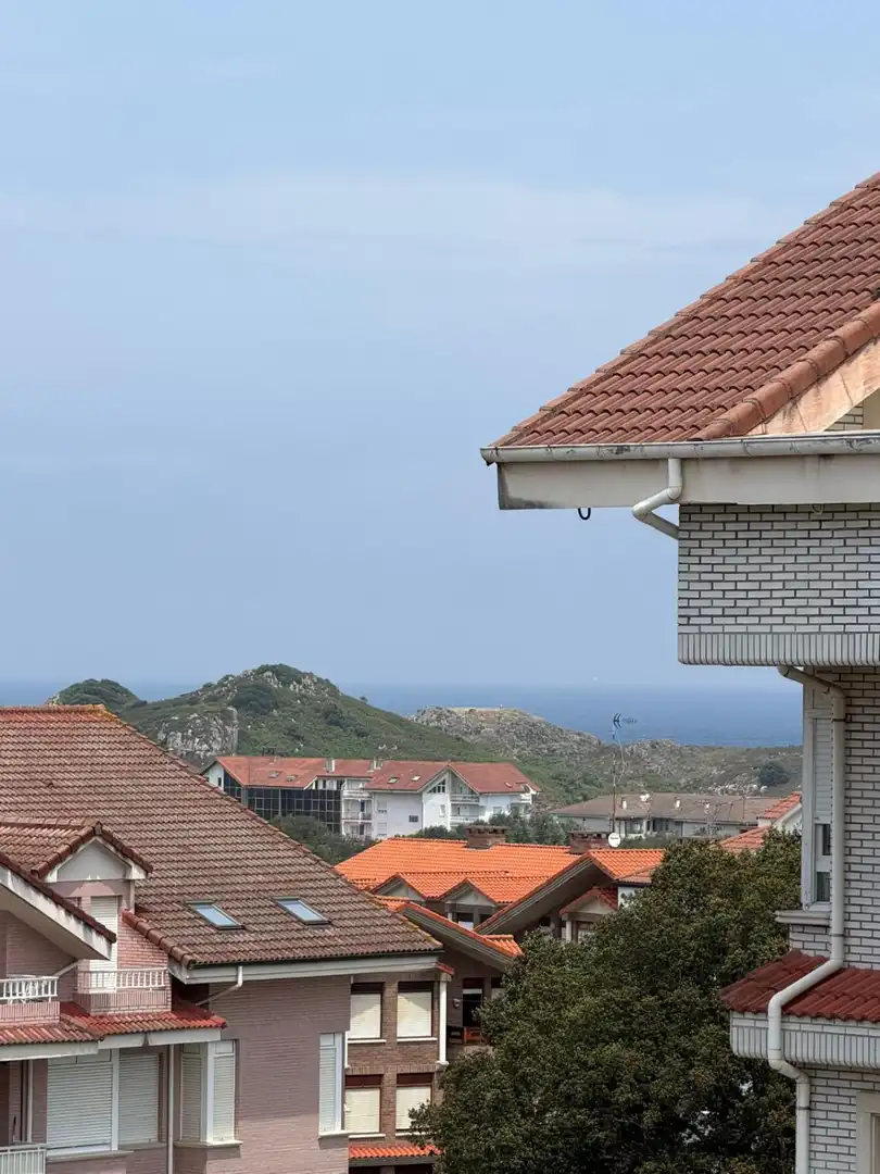 Vista exterior de Àtic en venda en Noja amb Calefacció, Terrassa i Piscina comunitària
