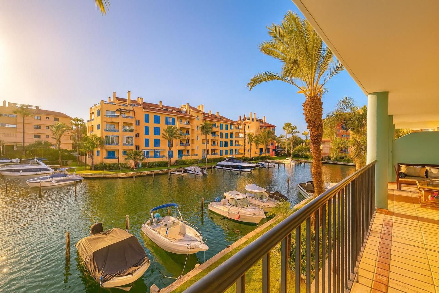 Vista exterior de Apartament en venda en Sotogrande amb Aire condicionat, Calefacció i Jardí privat