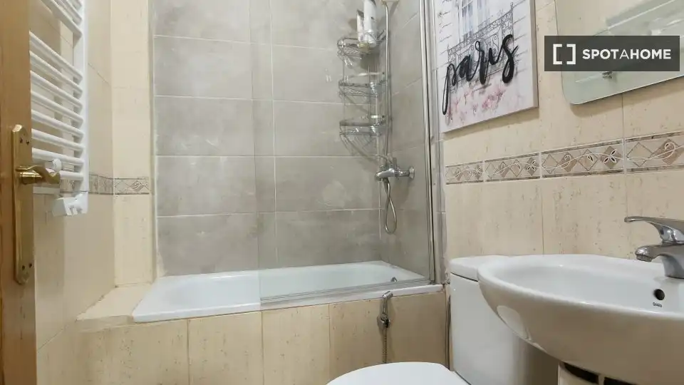 Bany de Pis de lloguer en Alcalá de Henares amb Aire condicionat, Calefacció i Moblat