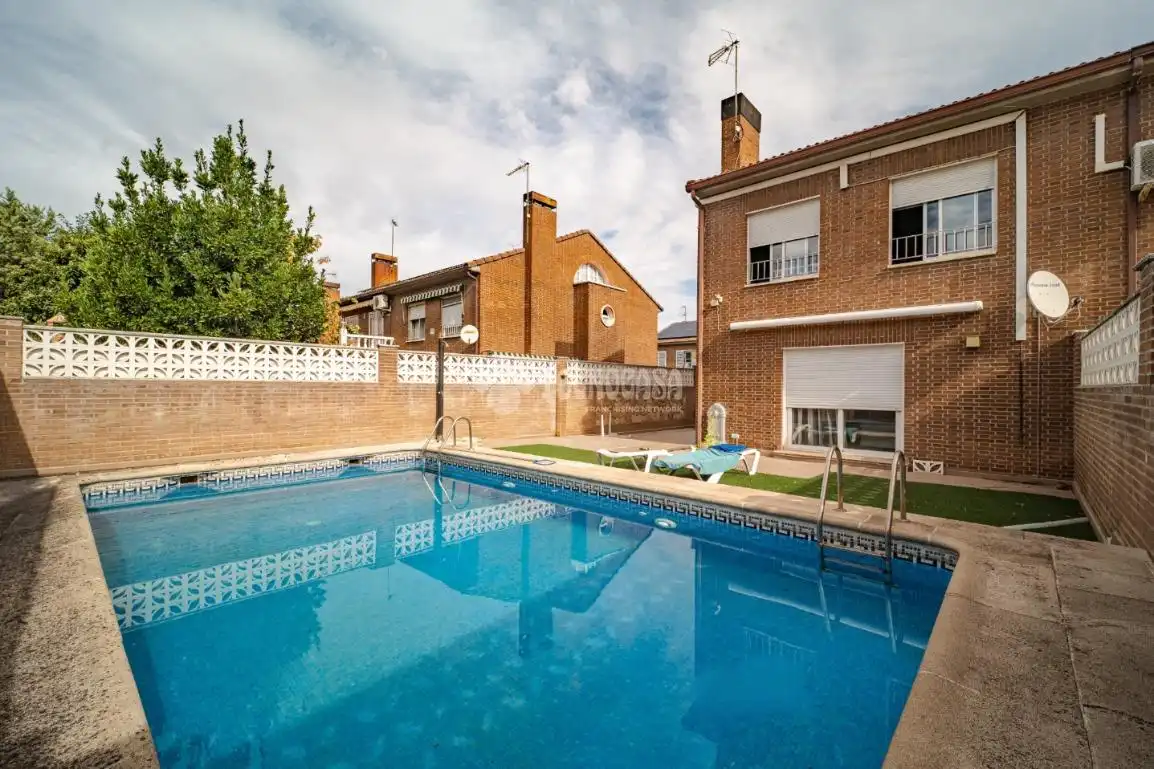 Piscina de Casa adosada en venta en Arganda del Rey con Aire acondicionado y Calefacción